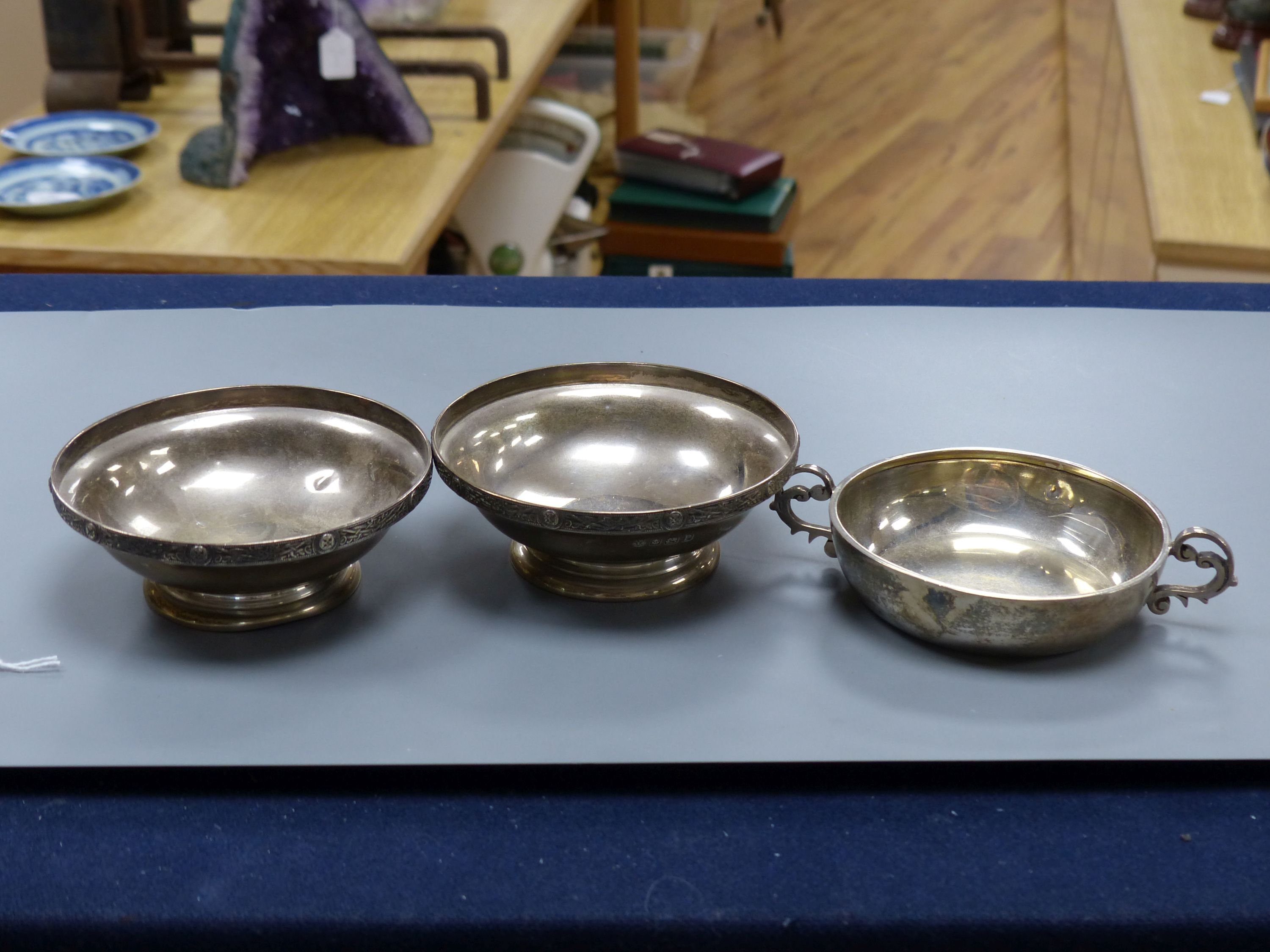 A pair of George VI silver pedestal nut dishes, Birmingham, 1939, 10.8cm and a similar two handled dish